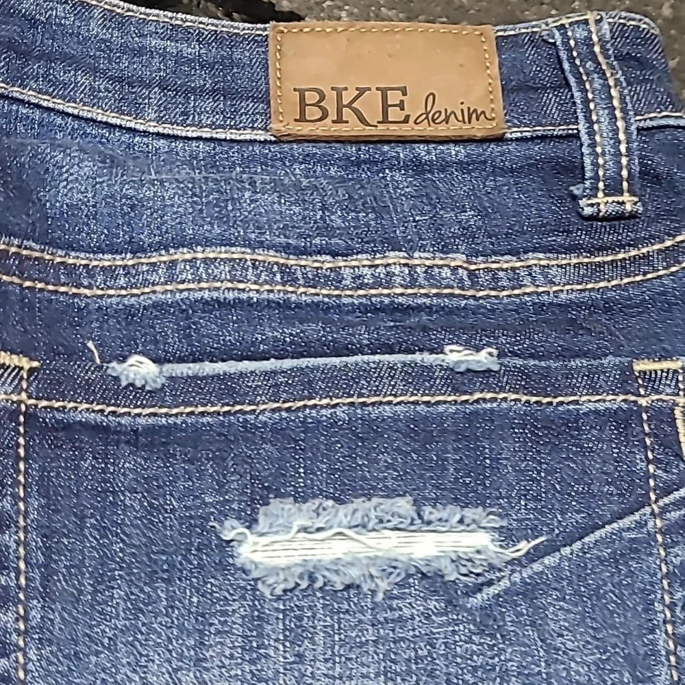 BKE DISTRESSED DENIM JEAN SHORTS